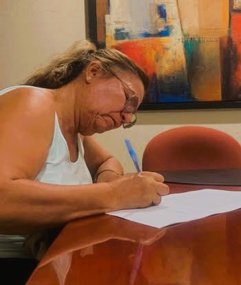 señora firmando